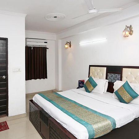 Oyo 8253 Golden Heights Hotell New Delhi Exteriör bild