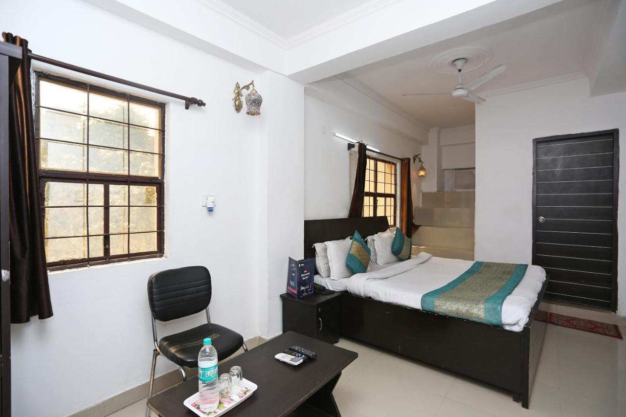 Oyo 8253 Golden Heights Hotell New Delhi Exteriör bild