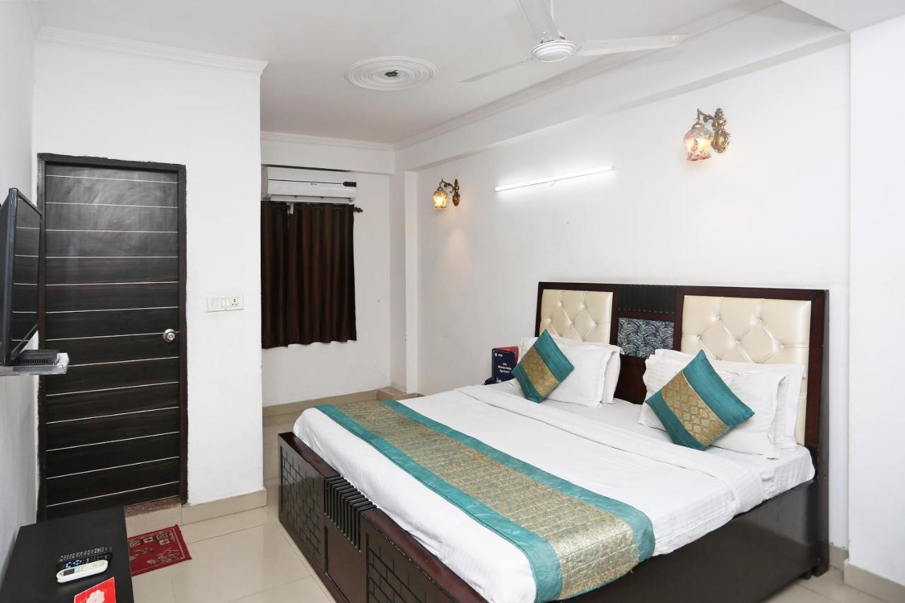 Oyo 8253 Golden Heights Hotell New Delhi Exteriör bild