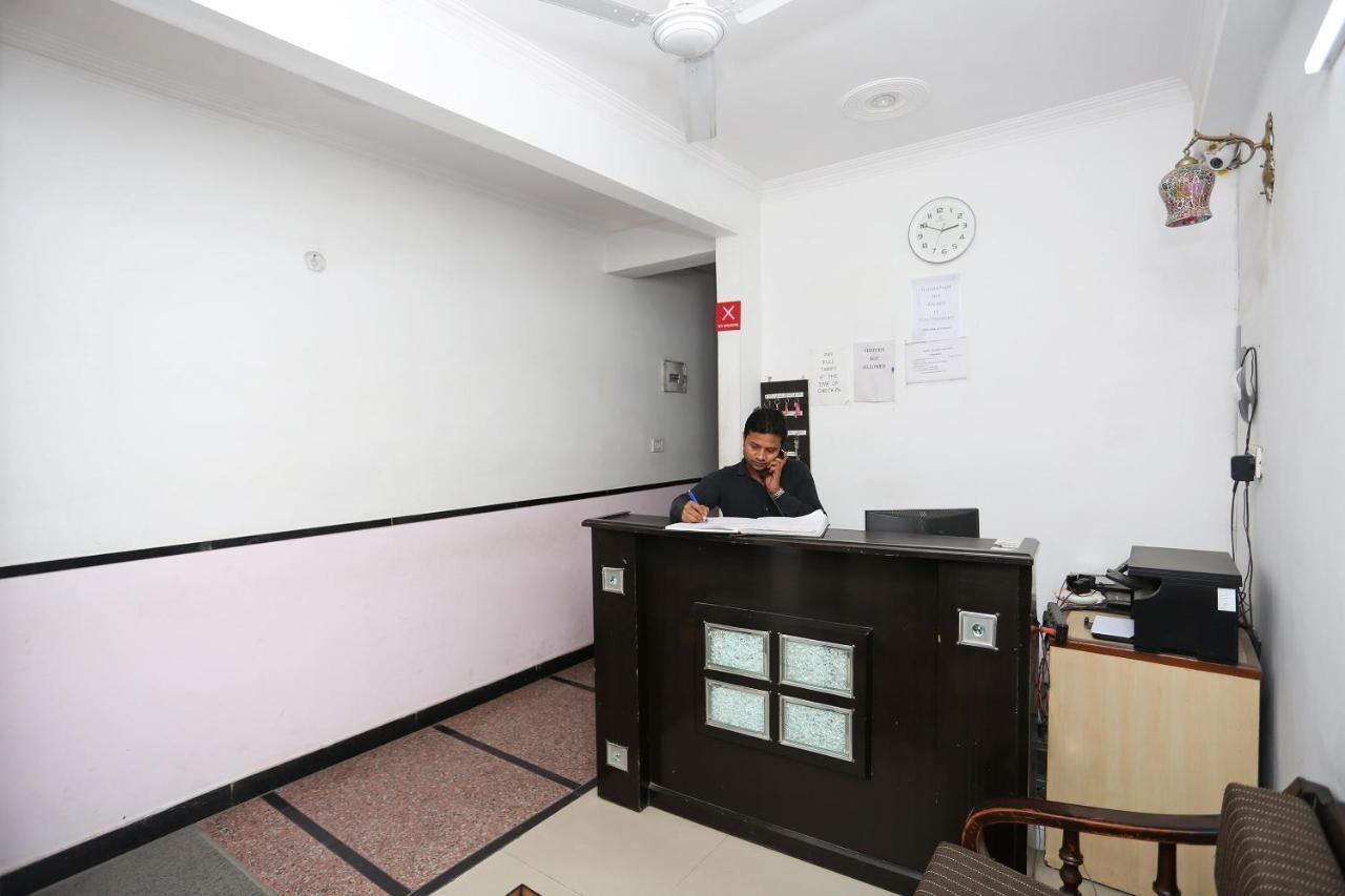 Oyo 8253 Golden Heights Hotell New Delhi Exteriör bild