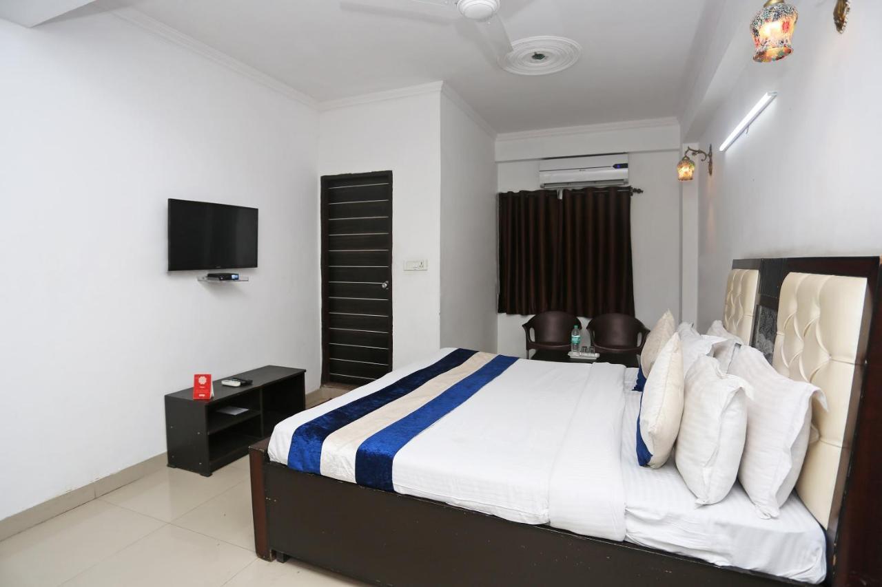 Oyo 8253 Golden Heights Hotell New Delhi Exteriör bild