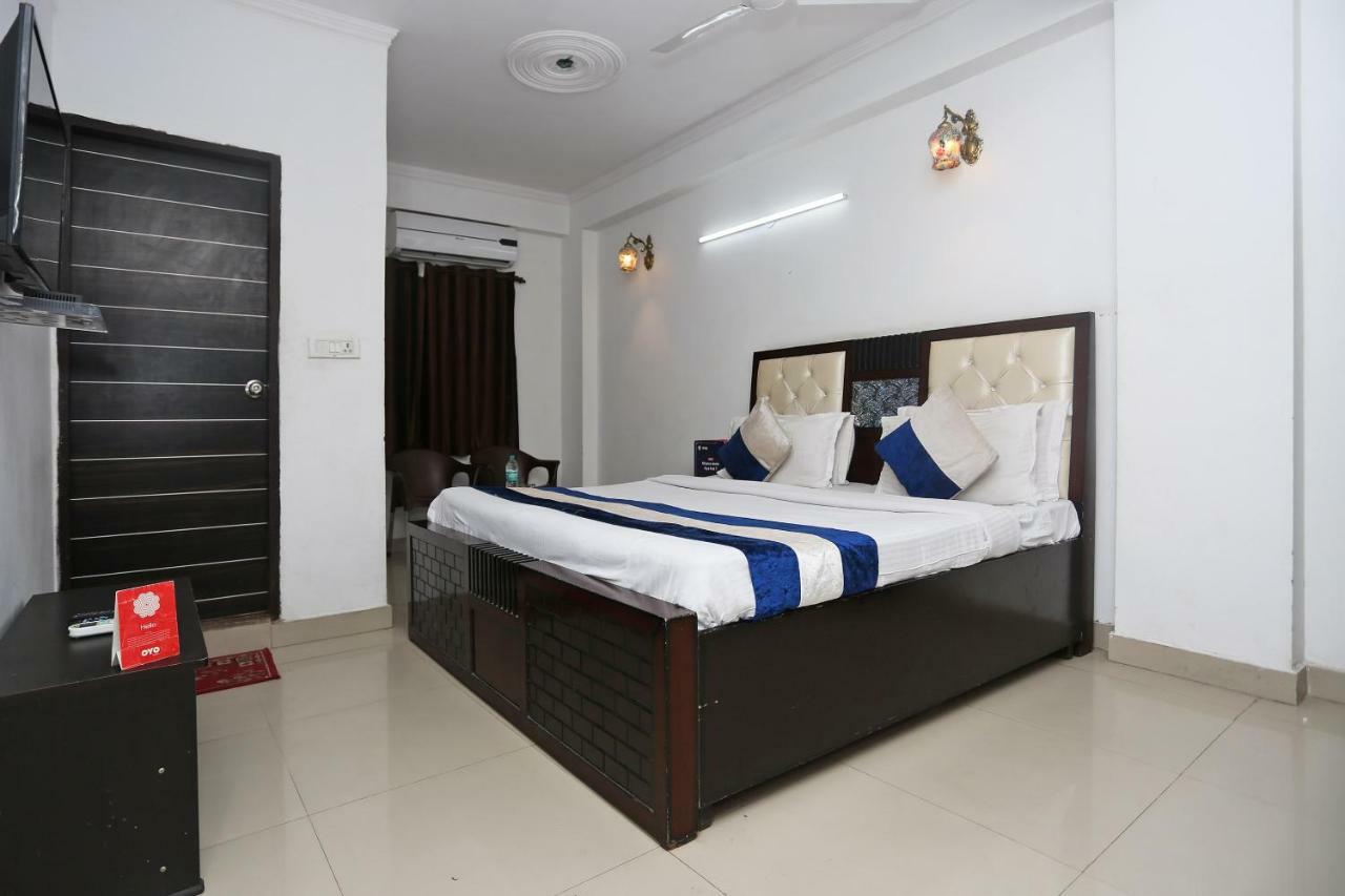 Oyo 8253 Golden Heights Hotell New Delhi Exteriör bild