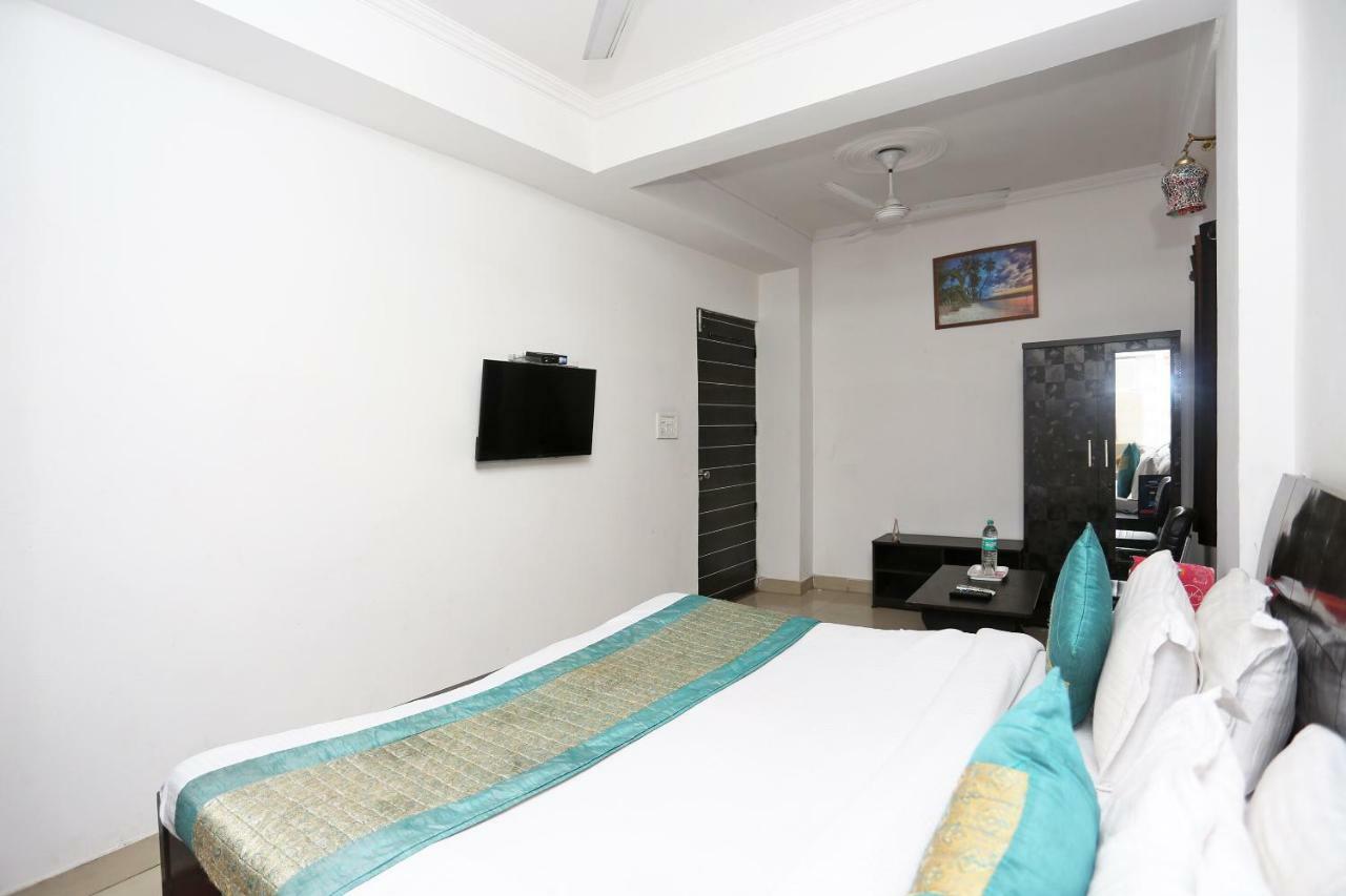 Oyo 8253 Golden Heights Hotell New Delhi Exteriör bild